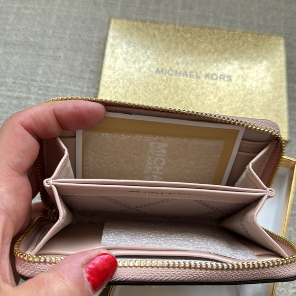 Beautiful leather Michael Kors Jet Set zip wallet, NWT! - Picture 5 of 5